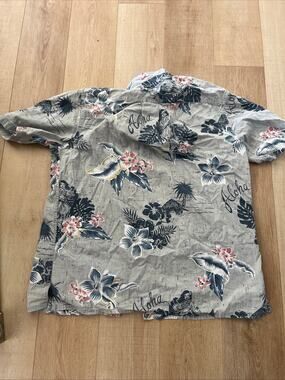Croft and Barrow grey tropical print short sleeve button up shirt with chest poc